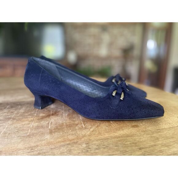 Stuart Weitzman Navy Suede Pumps Retro Inspired Square Toe Bow Low Heel Size 6 - Picture 1 of 6